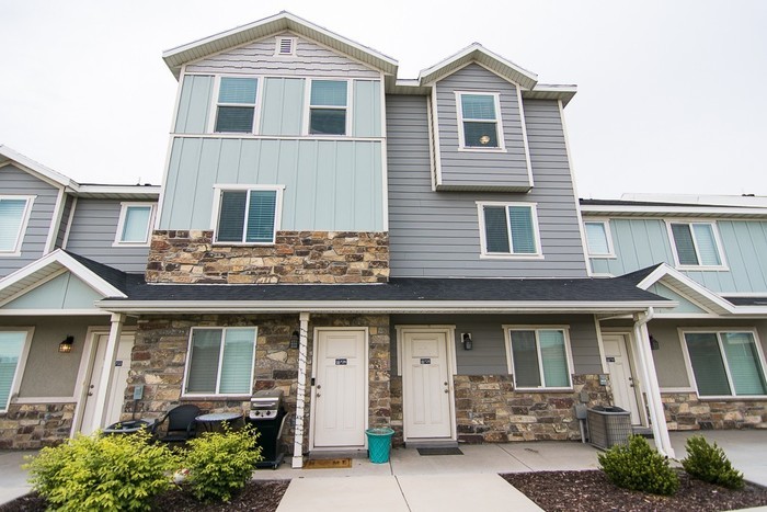 Primary Photo - Gorgeous Townhome with Attached Garage!