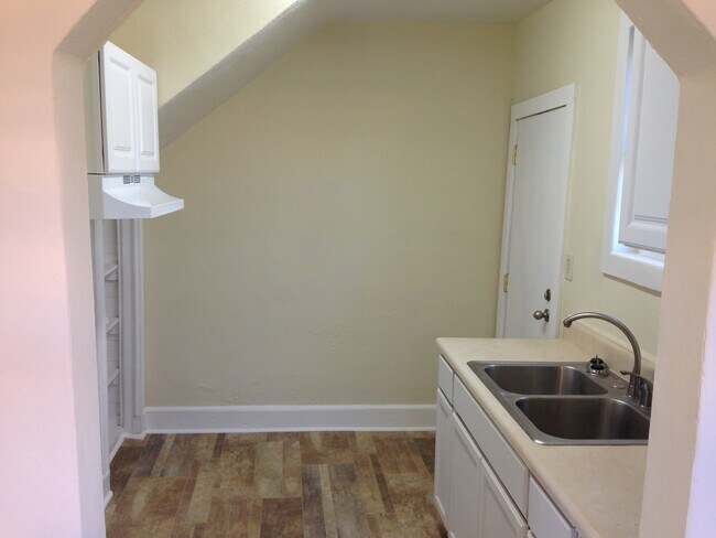 Building Photo - 206 Byron Hurst St