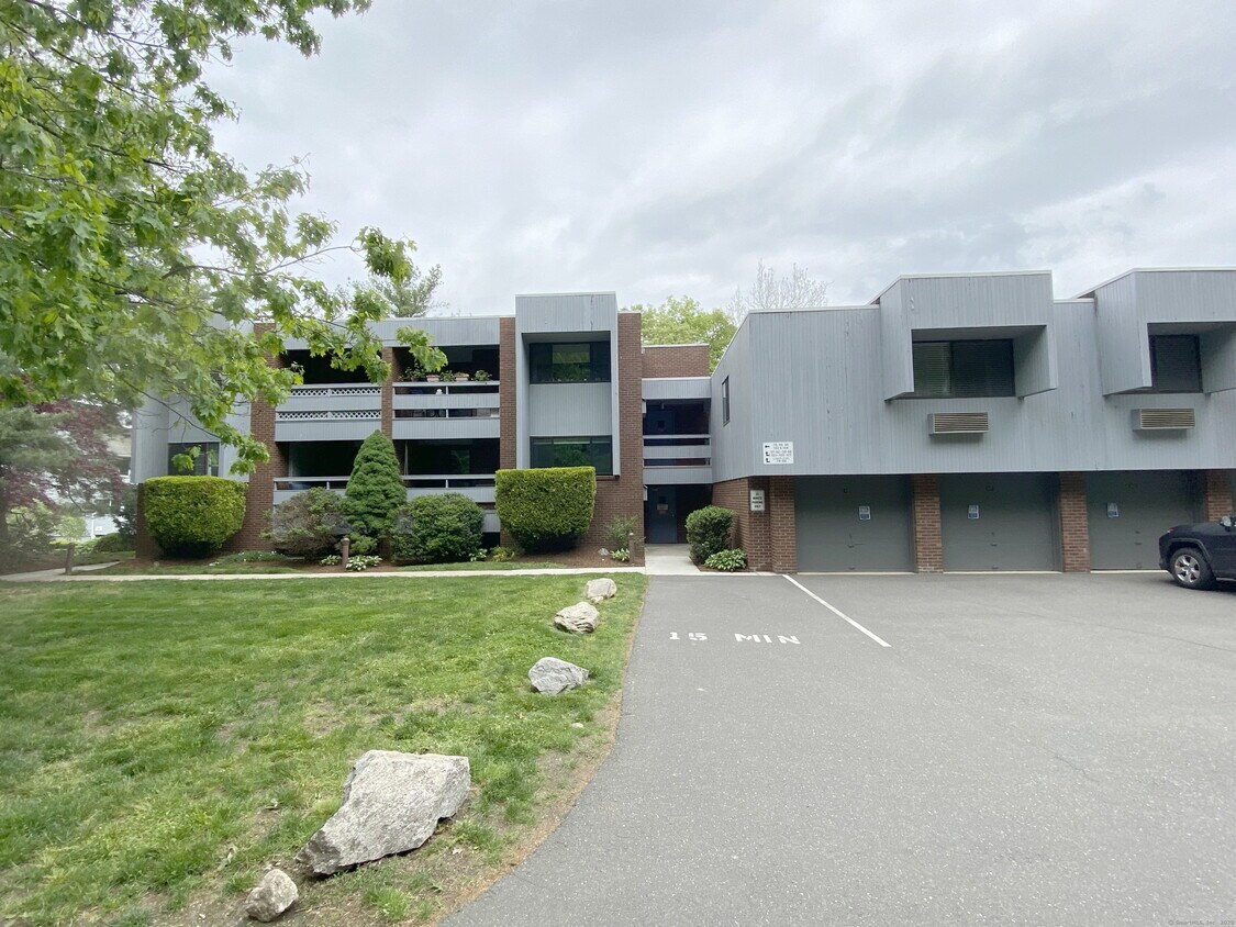 Foto principal - 95 Wilton Crest Rd