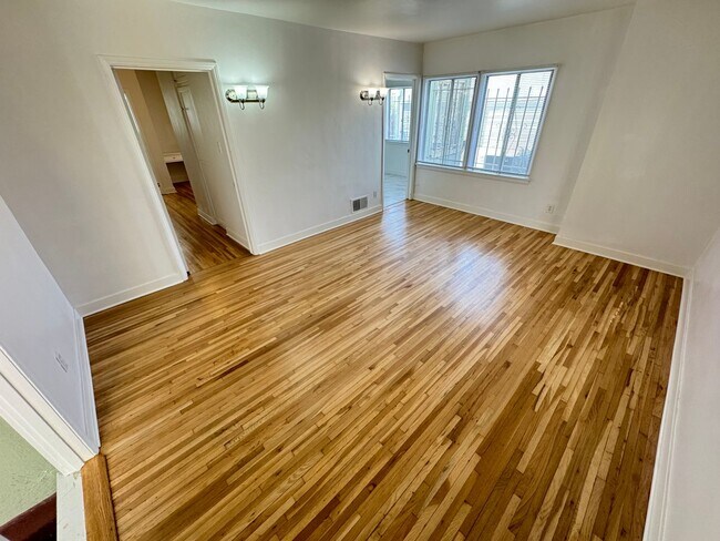 Building Photo - Quaint 3 bedroom Apt Home on 439-443 N. Spaulding Ave.