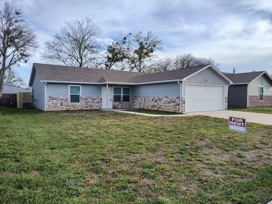 Foto principal - 412 S Cleburne Whitney Rd