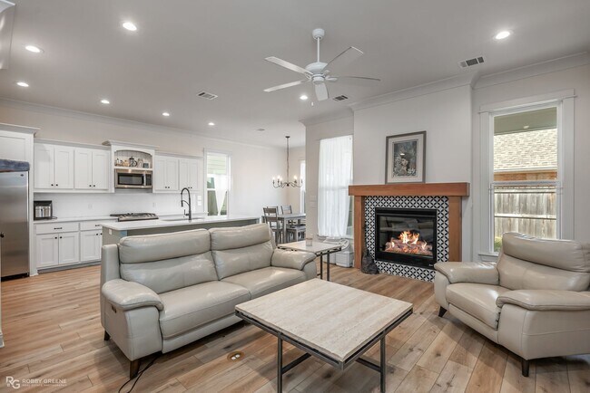 Building Photo - Gorgeous 3 bed 3 bath home for lease | Nor...