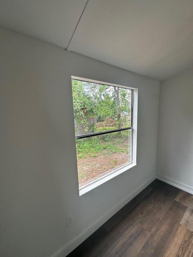 Building Photo - Recently Remodeled 3 Bed 2 Bath Home off O...
