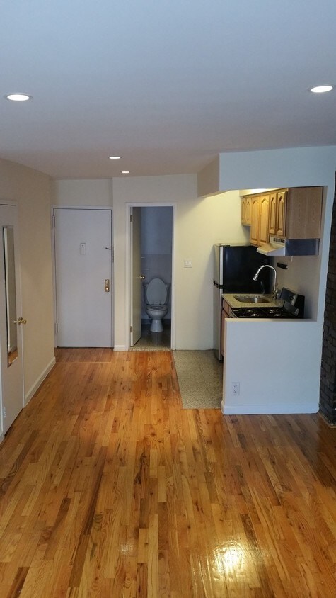 Foto del edificio - 139 E 3rd St