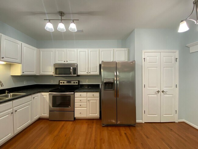 Foto del edificio - 6981 Hanesbrook Cir