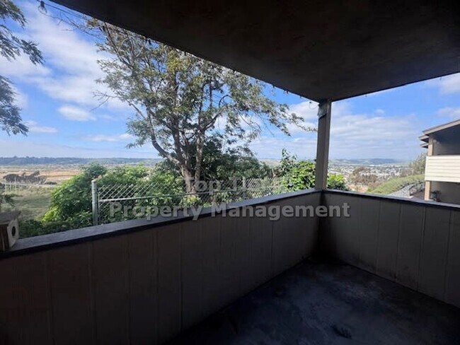 Foto del edificio - Rare Lower Unit with Stunning Views & In-Unit Laundry