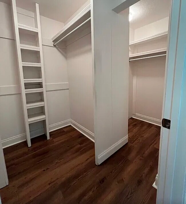 Foto del edificio - 704 Hidden Oaks Dr