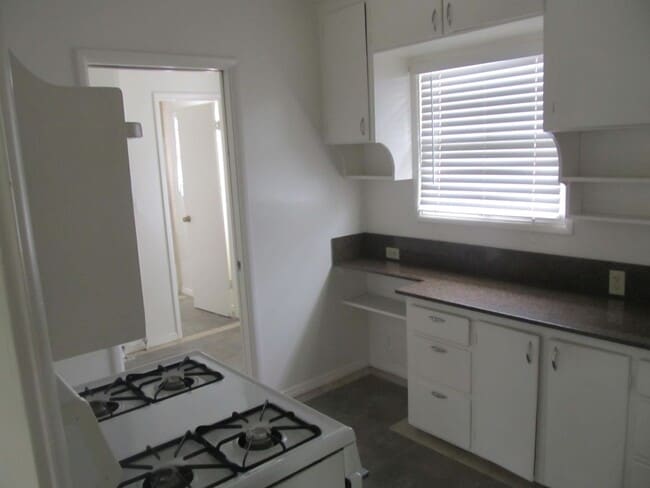 Building Photo - Sycamore (610-612) East