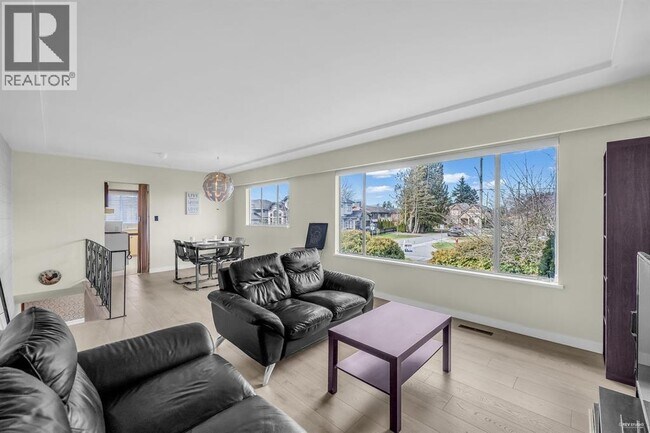 Photo du bâtiment - 8620 Camden Crescent