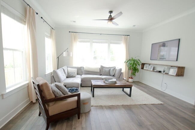 Building Photo - Charming Home in Mixson!