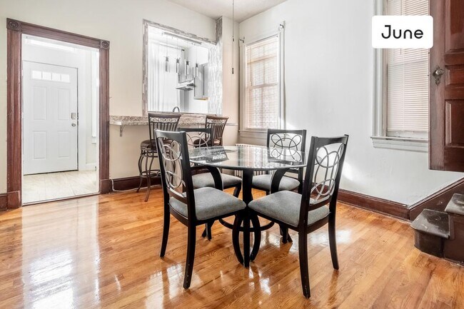 Foto del edificio - ROOM ONLY in 6-bed/6.0-bath Home