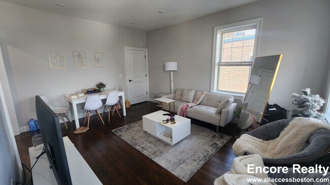 Building Photo - 2017 Commonwealth Ave