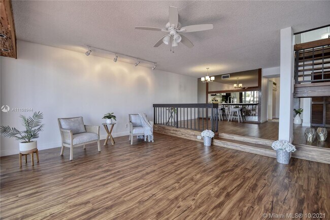 Building Photo - 5049 SW 71st Pl