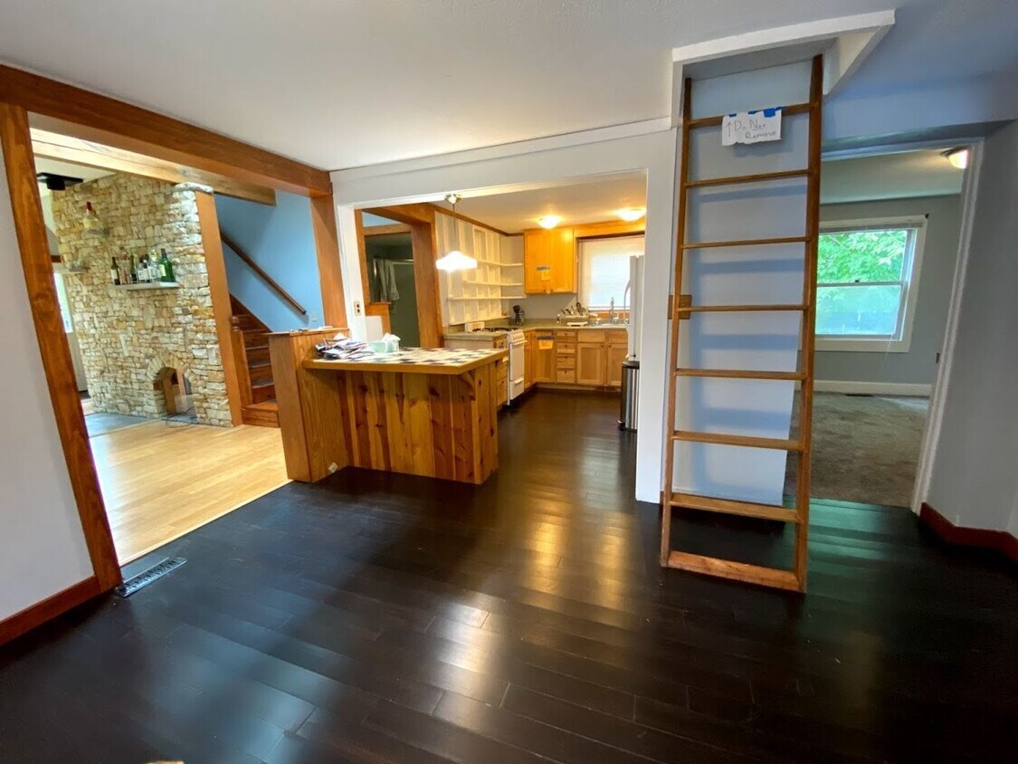 Primary Photo - Great 3 bed 2 bath home!! AVAILABLE AUGUST...