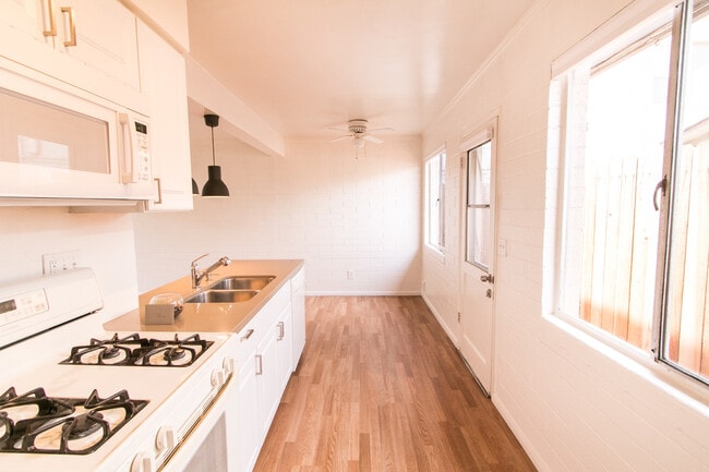 Building Photo - Charming 1br/1ba with Mid Century Touches in Ocean Beach/Point Loma