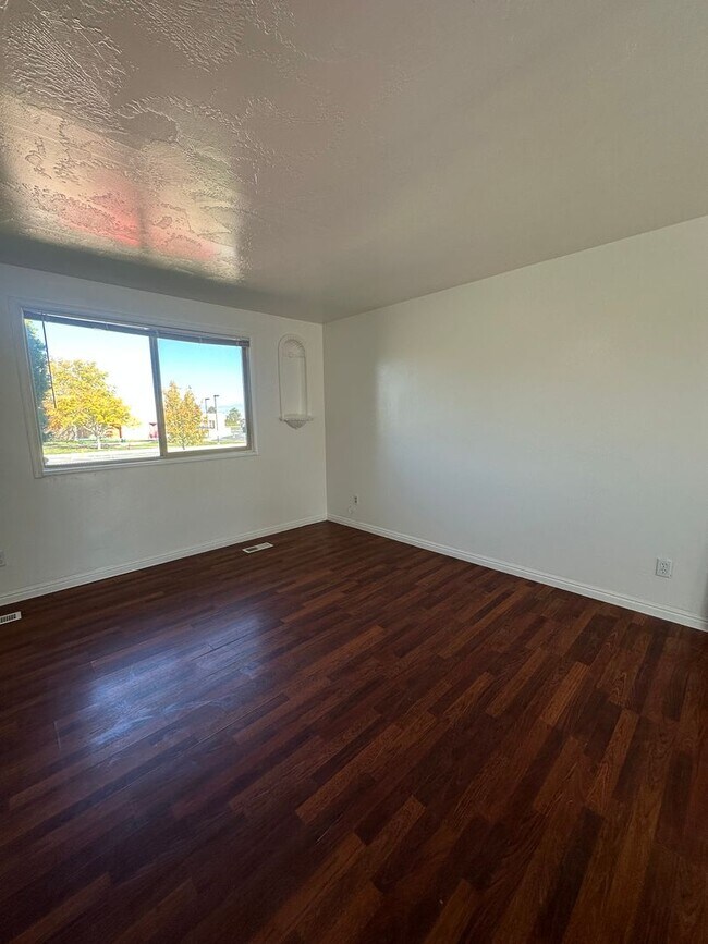 Foto del edificio - Beautiful 4-Bedroom, 2-Bath Home with Classic Layout and Large Yard