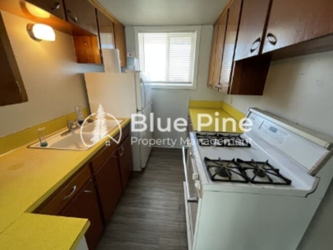 Building Photo - 550 W 21st St