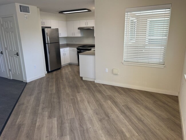 Building Photo - 2 Bed, 1 Bath, 850 Square Foot Ground Floor-Single Story Apartment with Air Conditioning
