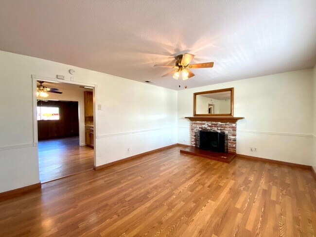 Foto del edificio - $2,050 Clovis & Gettysburg, 3 Bedroom Home...