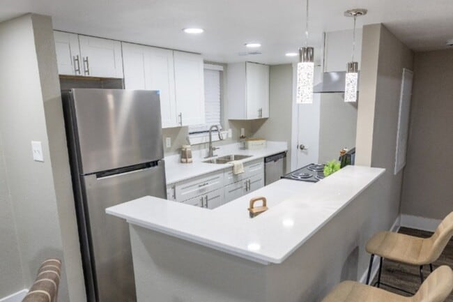 Building Photo - Westvale Flats