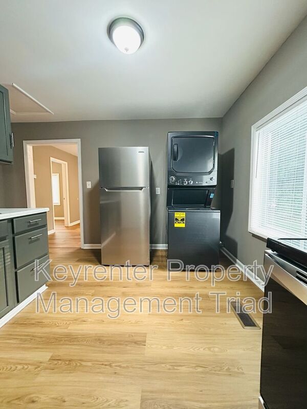 Foto del edificio - 1308 Leonard Ave