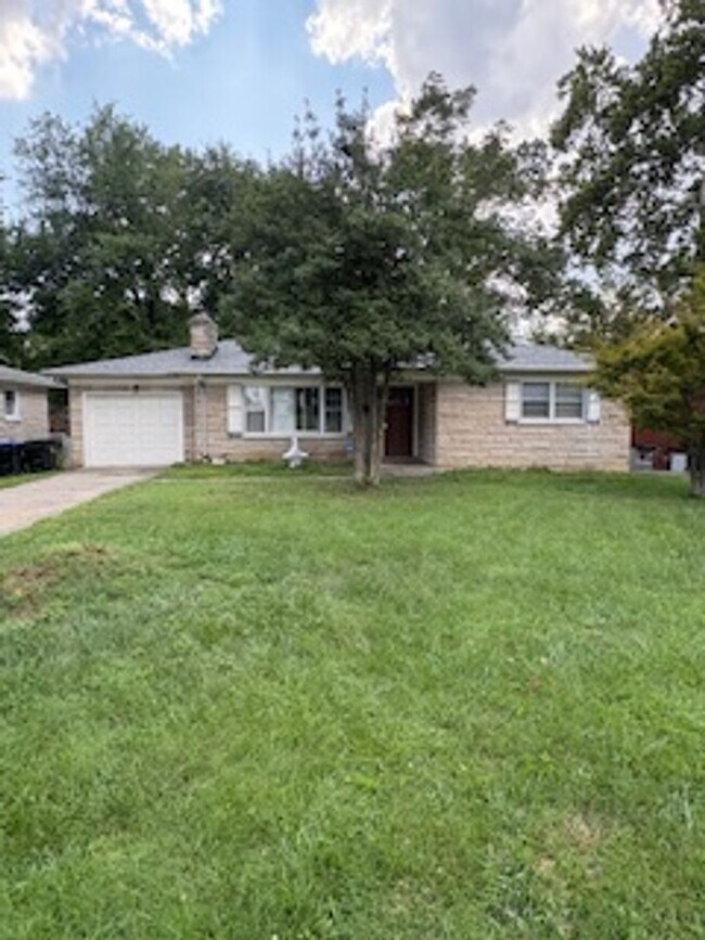 Building Photo - 2 Bedroom 1 Bathroom Home Available Soon