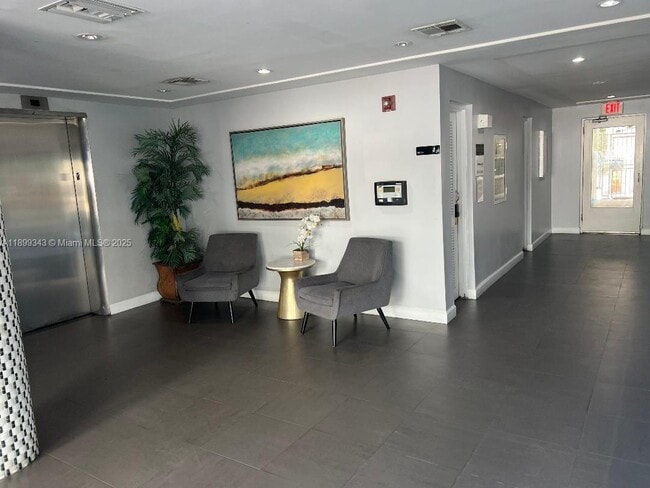 Building Photo - 1300 Lincoln Rd