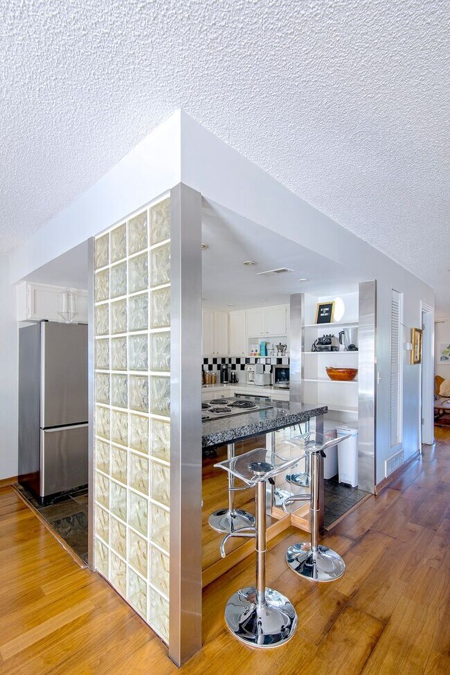 Foto del edificio - Super fun remodeled Apartment