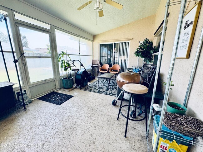 Foto del edificio - 2065 Thistle Dr