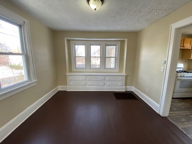 Foto del edificio - Classic 3-Bed Home with Covered Porch & Off-Street Parking