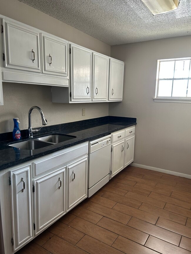 Building Photo - 700 W Fern Ave