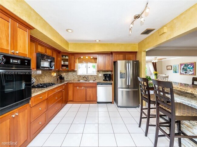 Building Photo - 3 br, 2 bath House - 939 Washington St