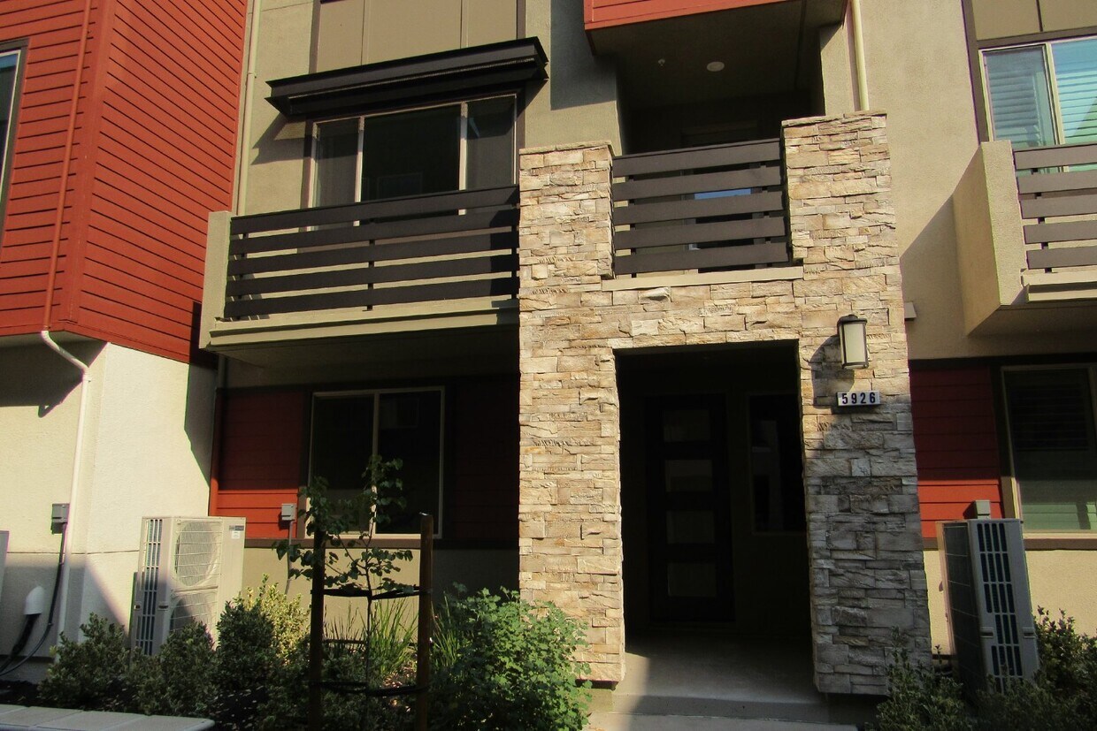 Foto principal - Stunning 4 Bed Plus Office, 3.5 Bathroom Townhome Walking Distance to Bart