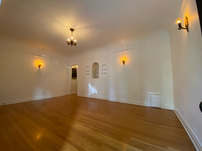 Building Photo - 1624 N Serrano Ave