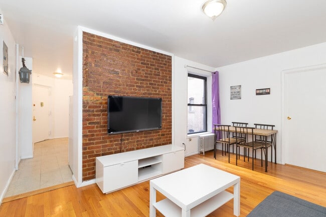 Building Photo - 340 E 94th St