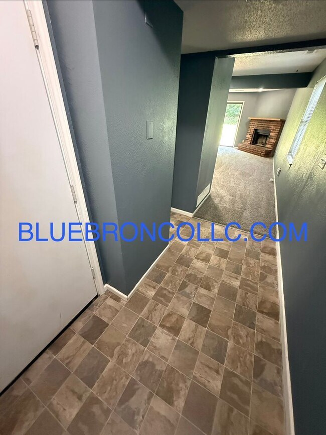 Foto del edificio - This one will go fast, marvelous 3 bedroom for great price in Lee's Summit