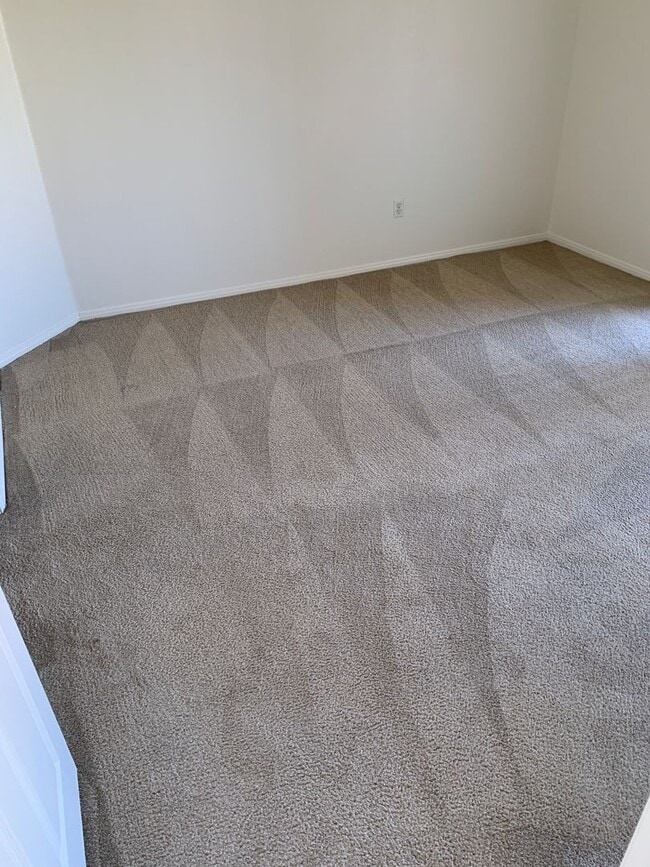 Building Photo - 2 bed/2bath condo with attached garage in ...