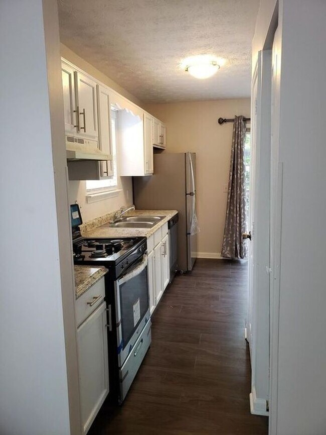 Building Photo - 2024 Charter Manor