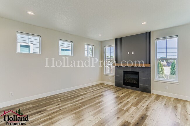 Foto del edificio - Spacious 3-Bedroom Home Near Parks & Trail...