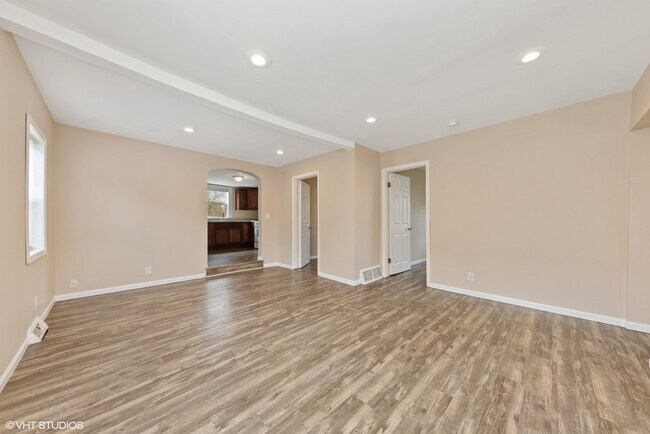 Building Photo - 930 N Clarendon Dr