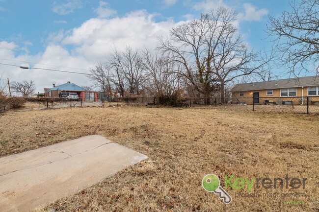 Building Photo - Renovated 3 Bedroom 1 Bathroom!