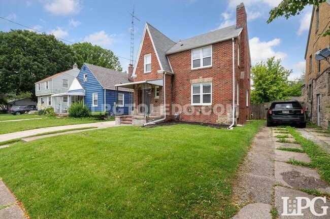 Building Photo - 928 W Gramercy Ave