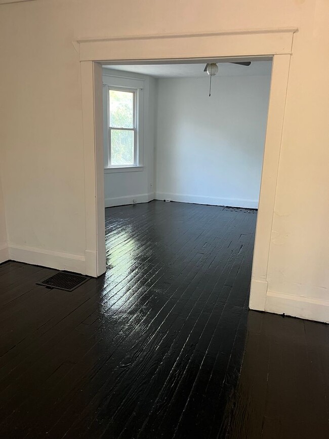 Building Photo - 3 Bedroom Single Family Home
