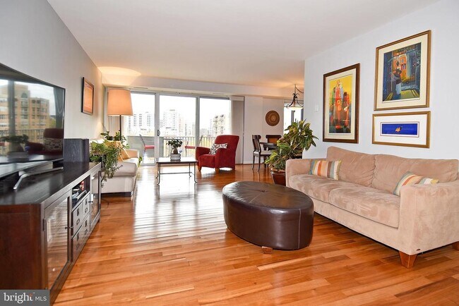 Foto del edificio - 8315 N Brook Ln