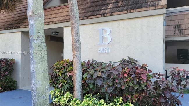 Foto del edificio - 461 Ives Dairy Rd