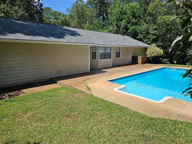 Building Photo - Charming In Town Pool Home