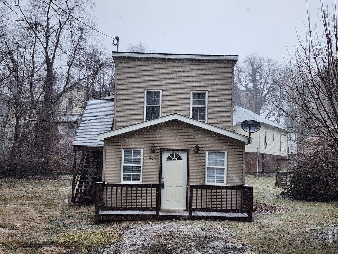 Primary Photo - 205 Bellevue Ln