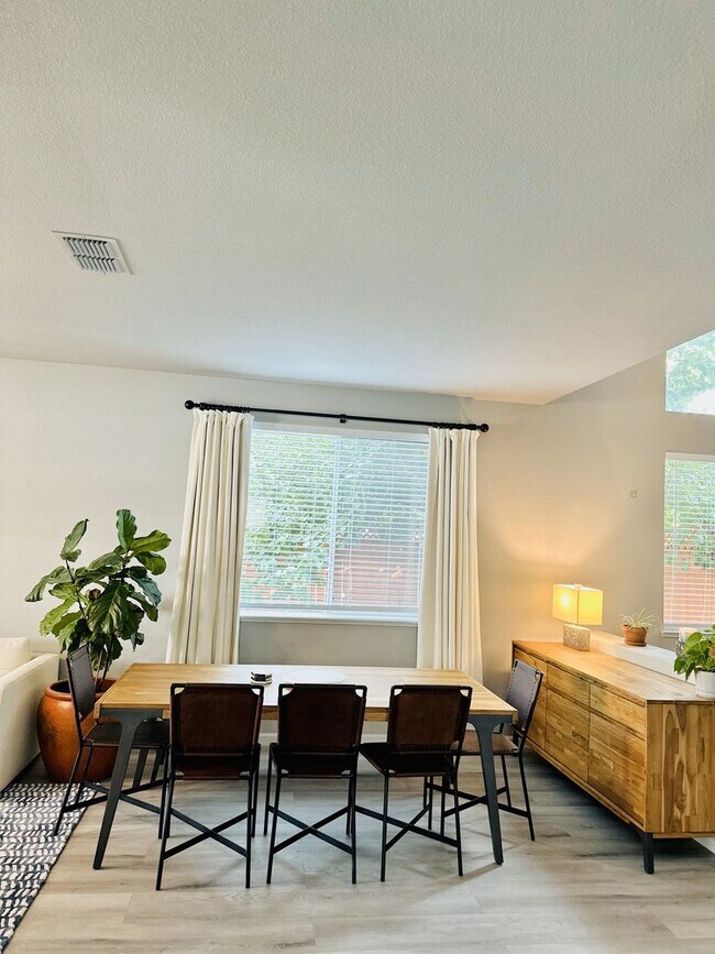 Building Photo - 4 BEDS & 2.5 BATHS!!! FANTASTIC OPPORTUNIT...