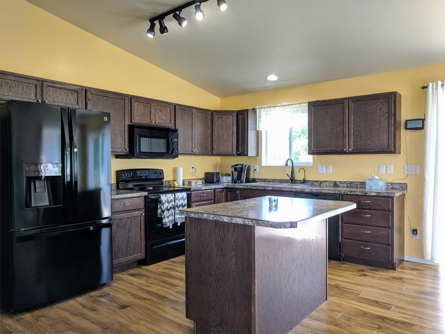 Building Photo - 233 Lupine Dr