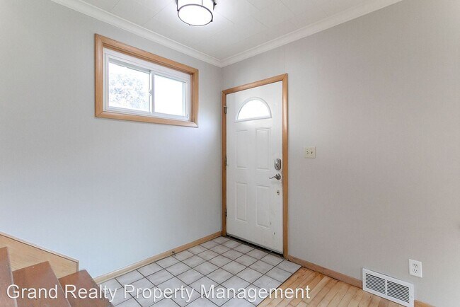 Building Photo - 5 br, 2 bath House - 2090 Roblyn Ave